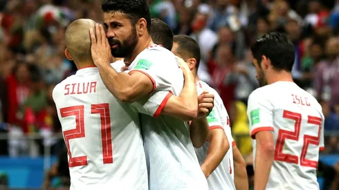 FESTEJA EL LAGARTO. Diego Costa celebra contra Silva su gol contra Irán (Foto: Getty).