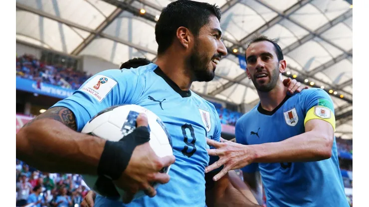 Lucho Súarez celebró sus 100 partidos en Uruguay con gol y una tierna sorpresa