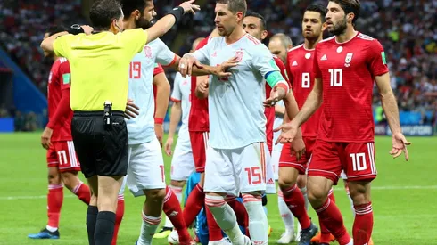 MANO A MANO. Sergio Ramos discute con el árbitro en Irán-España por el Mundial de Rusia 2018 (Foto: Getty).