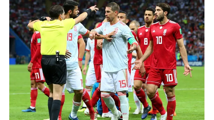 MANO A MANO. Sergio Ramos discute con el árbitro en Irán-España por el Mundial de Rusia 2018 (Foto: Getty).