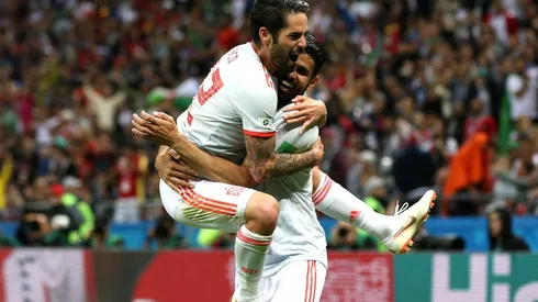 CELEBRA LA ROJA. Diego Costa se abraza con Isco en Kaliningrado ante Irán (Foto: Getty).