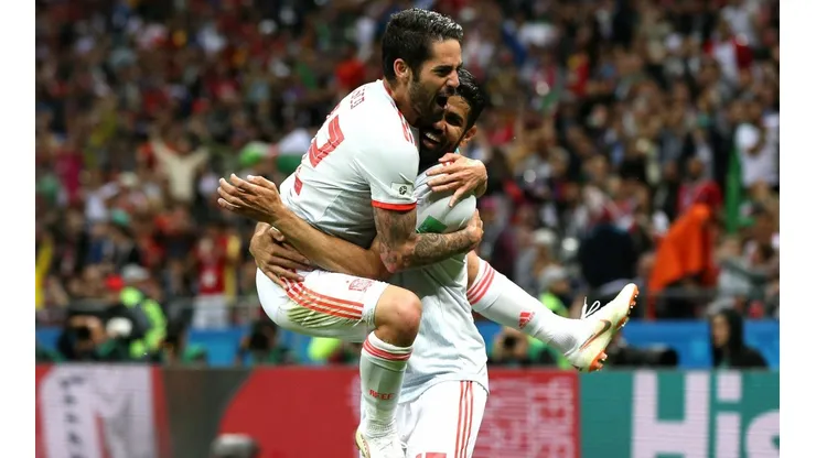 CELEBRA LA ROJA. Diego Costa se abraza con Isco en Kaliningrado ante Irán (Foto: Getty).