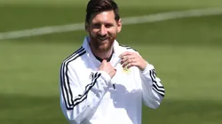FELIZ CON LA CELESTE Y BLANCA. La sonrisa de Lionel Messi durante el entrenamiento de Argentina (Foto: Getty).