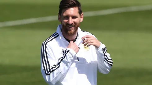 FELIZ CON LA CELESTE Y BLANCA. La sonrisa de Lionel Messi durante el entrenamiento de Argentina (Foto: Getty).