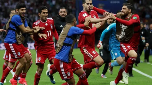 COMO UNA FINAL DEL MUNDO. Ezatolahi festeja con todos sus compañeros el tanto contra España (Foto: Getty).