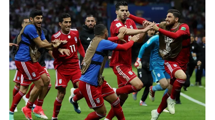 COMO UNA FINAL DEL MUNDO. Ezatolahi festeja con todos sus compañeros el tanto contra España (Foto: Getty).