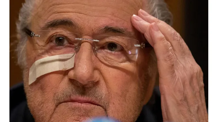 Blatter, suspendido por ocho años por corrupto.