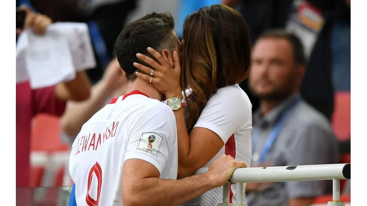 EL MEJOR CONSUELO. Lewandowski con su novia después de la derrota de Polonia ante Senegal (Foto: Getty).