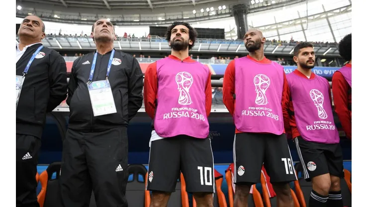 EL FARAÓN. Mohamed Salah durante el himno de Egipto ante el debut con Uruguay (Foto: Getty).
