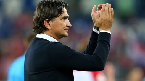 APLAUSOS EN EL DEBUT. Dalic agradece el apoyo del público croata tras la victoria ante Nigeria (Foto: Getty).
