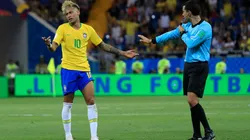 Neymar se quejae en el debut de Brasil.