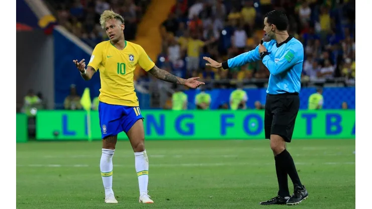 Neymar se quejae en el debut de Brasil.
