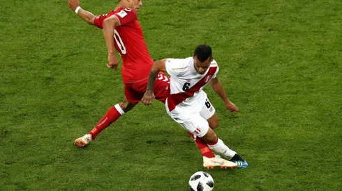 RASPA EN EL MEDIO. Miguel Trauco escapa de la marca en el debut contra Dinamarca con Perú (Foto: Getty).
