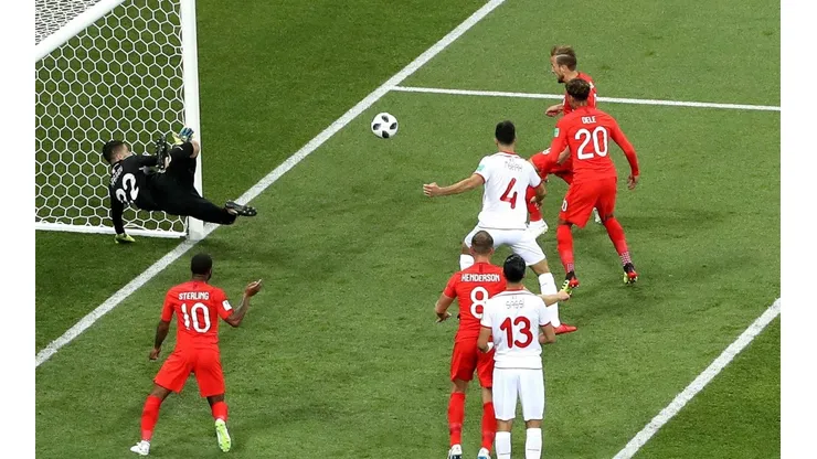 ¡EL CAPITÁN! Harry Kane aprovecha el rebote y abre el marcador para Inglaterra ante Túnez (Foto: Getty).
