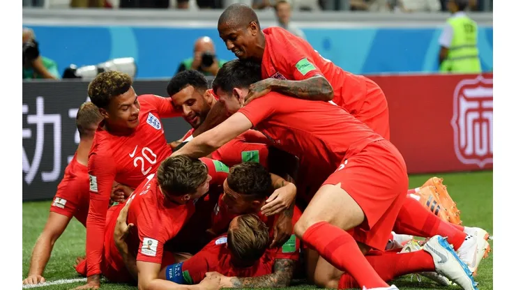 TODOS ENCIMA DEL CAPITÁN. La euforia de Inglaterra tras el gol de Harry Kane en Inglaterra-Túnez (Foto: Getty).