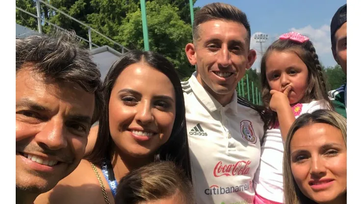 Héctor Herrera junto a su familia en Moscú.