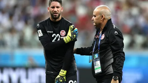 El portero de Túnez duró menos de 15 minutos en el campo y se retiró llorando