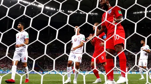 INCREÍBLE PERO REAL. Raheem Sterling no puede creer la situación que desperdició en Inglaterra-Túnez (Foto: Getty).