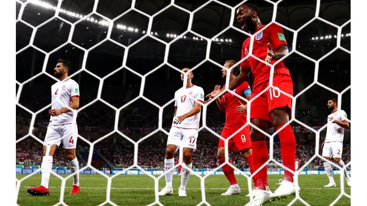 INCREÍBLE PERO REAL. Raheem Sterling no puede creer la situación que desperdició en Inglaterra-Túnez (Foto: Getty).