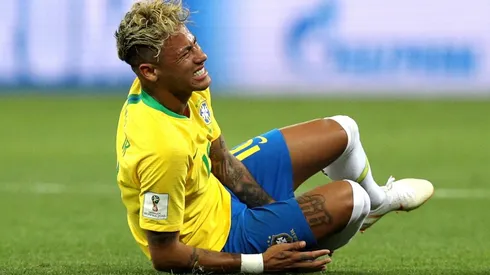 DUELE LA PATADA. Neymar se queja en el piso después de una de las innumerables faltas que le hizo Suiza (Foto: Getty).