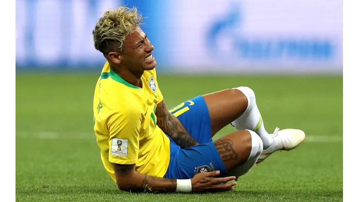 DUELE LA PATADA. Neymar se queja en el piso después de una de las innumerables faltas que le hizo Suiza (Foto: Getty).