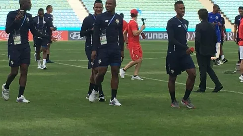 Los panameños caminaron durante unos minutos sobre el césped del estadio Fisht