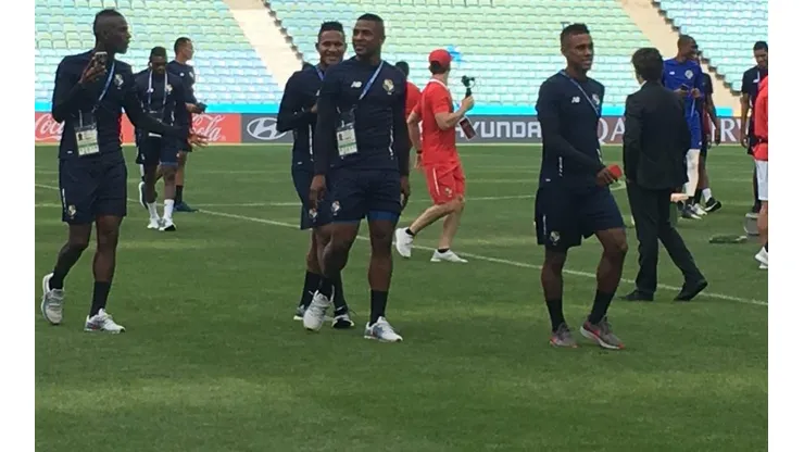 Los panameños caminaron durante unos minutos sobre el césped del estadio Fisht