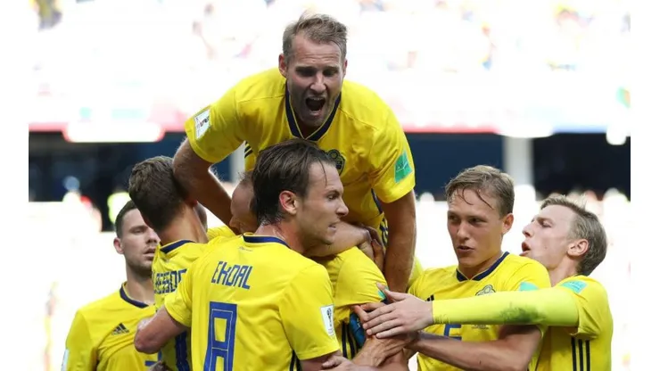 Todo Suecia celebra el gol de la victoria.