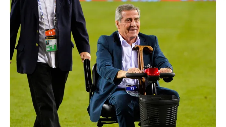 El 'Maestro' Tabárez con su carrito característico.