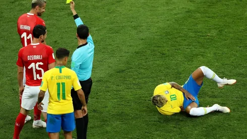 Neymar en el piso dolorido. El juego bruzco de Suiza hizo mella en el rendimiento del 10.