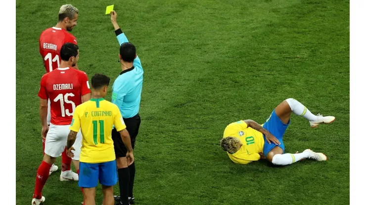 Neymar en el piso dolorido. El juego bruzco de Suiza hizo mella en el rendimiento del 10.