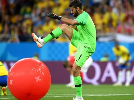 ¡Pura bronca! Un globo entró a la cancha y el arquero de Brasil lo explotó con una patada ninja
