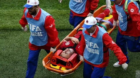 William Kvist es retirado en camilla.