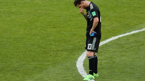 Messi se lamenta en mitad de cancha