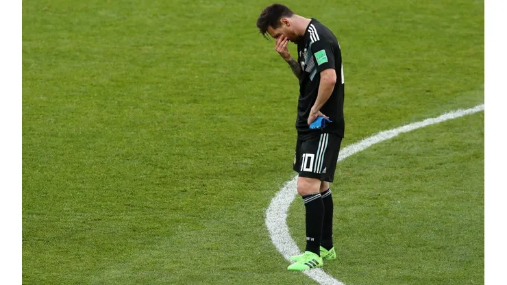 Messi se lamenta en mitad de cancha