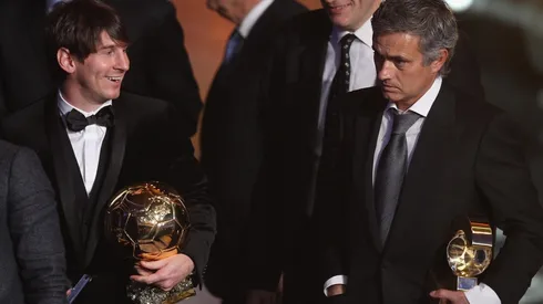 Messi sonrie a Mourinho