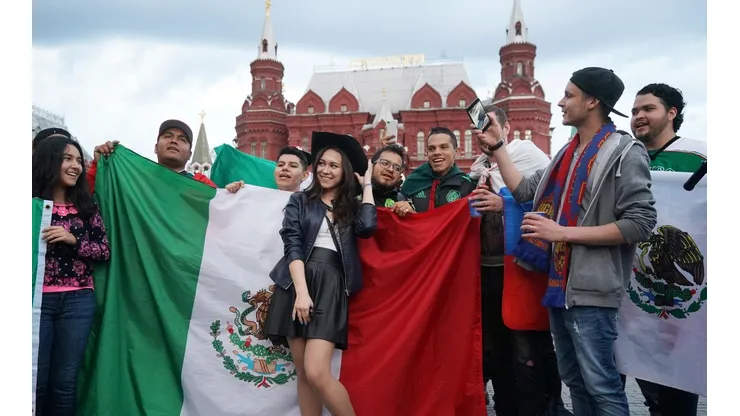 La afición de México en Plaza Roja.