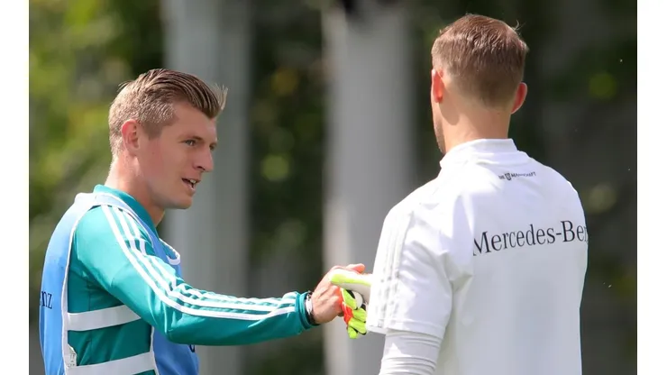 Kroos saluda a Neuer en un entrenamiento en Rusia.