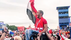 Hincha egipcio levantado por mexicanos y colombianos.