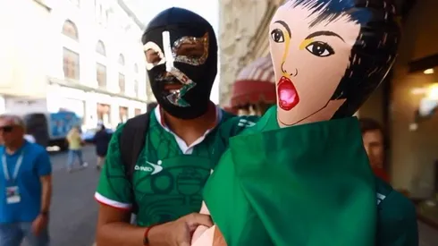 El aficionado con su novia inflable.