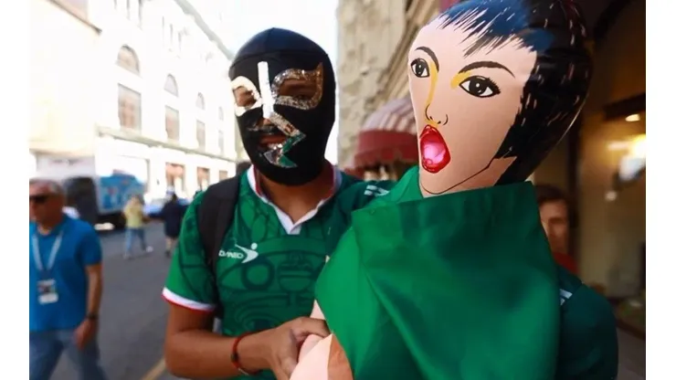 El aficionado con su novia inflable.