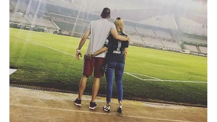 SIEMPRE CON ÉL. Daniela Rendón junto a Franco Armani en el Estadio Monumental.