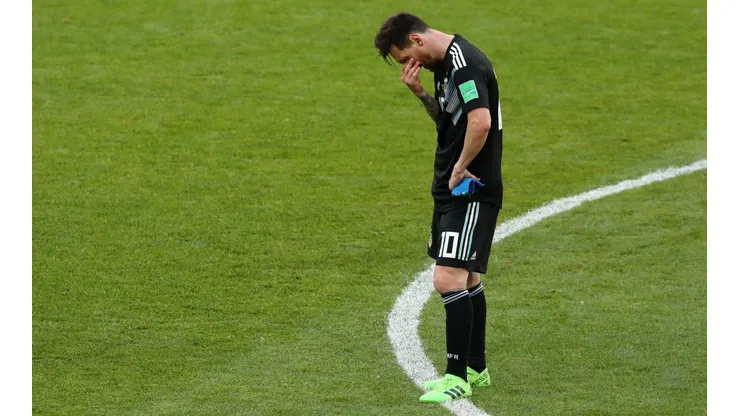 Lionel Messi frustrado, la postal argentina del partido ante Islandia.