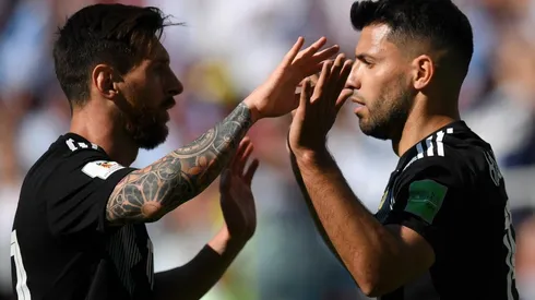 Lionel Messi y Sergio Agüero festejan