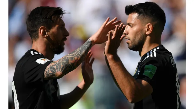 Lionel Messi y Sergio Agüero festejan