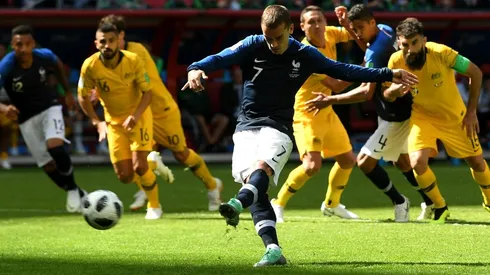 DE PENAL. Griezmann y el momento exacto del disparo para el 1-0 parcial de Francia sobre Australia (Foto: Getty).
