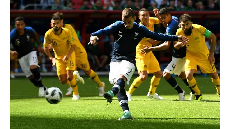 DE PENAL. Griezmann y el momento exacto del disparo para el 1-0 parcial de Francia sobre Australia (Foto: Getty).