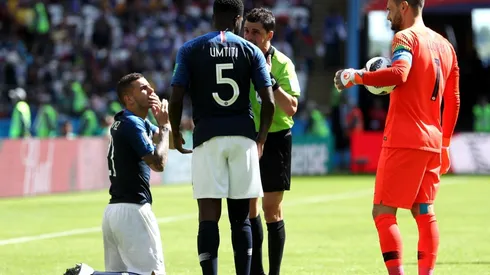 Umtiti se queja con el árbitro