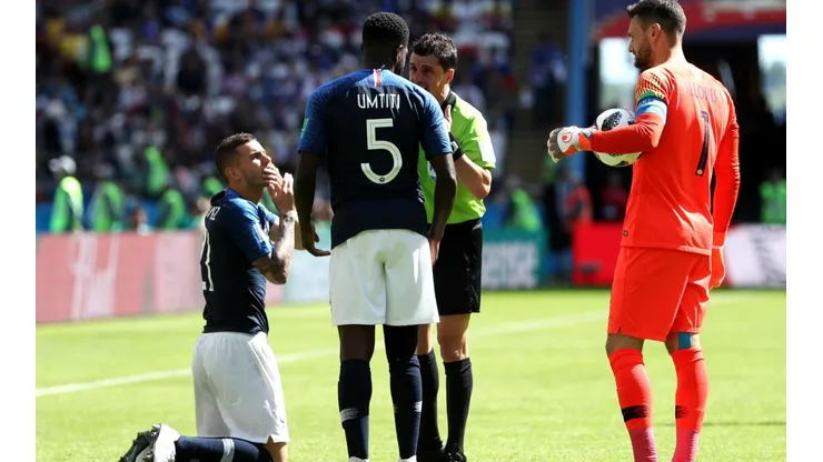Umtiti se queja con el árbitro