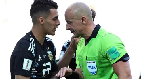 ERA PENAL. Las protestas de Cristian Pavón al árbitro tras caer en el área de Islandia (Foto: Getty).